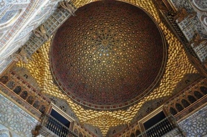 Масштабный потолок в приемно Севильского Алькасара