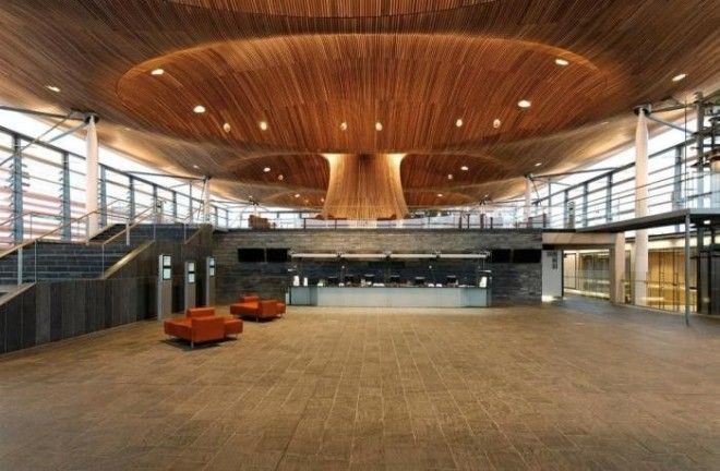 Ошеломляющий своим величием потолок в Национальной Ассамблее в Уэльсе
