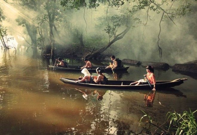 Дети города Риау в Индонезии плывут в школу на каное