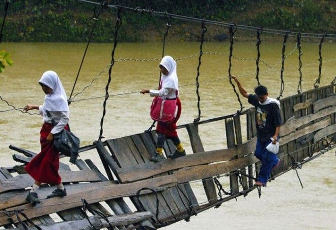 Индонезийские дети добираются в школу по опасному мосту через реку