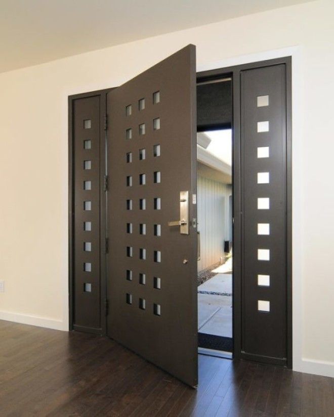 Классическая металлическая входная дверь имеющая индивидуальный дизайн 
