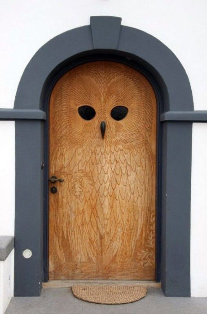 Резная деревянная дверь в форме совы отличный показатель мудрости и великодушия 