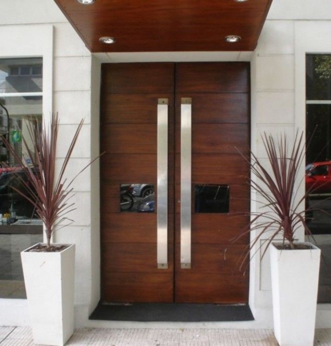 Нетривиальная деревянная дверь из цельной породы древесины 