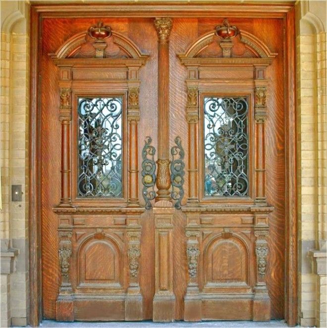 Резная деревянная дверь станет оригинальным украшением современного фасада здания