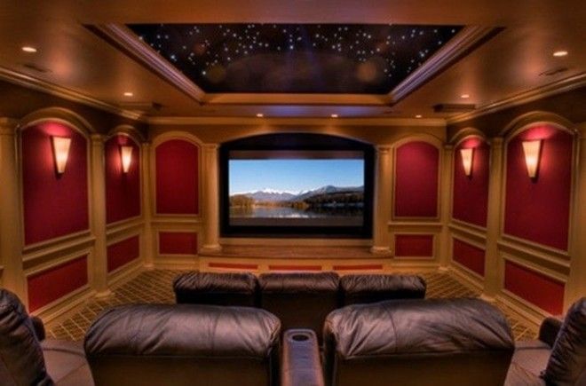 Домашний кинотеатр с потолком усеянным мерцающими звездами