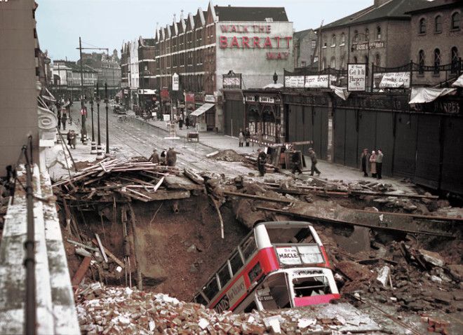  Воронка от немецкой бомбы в центре Лондона В 1940 году