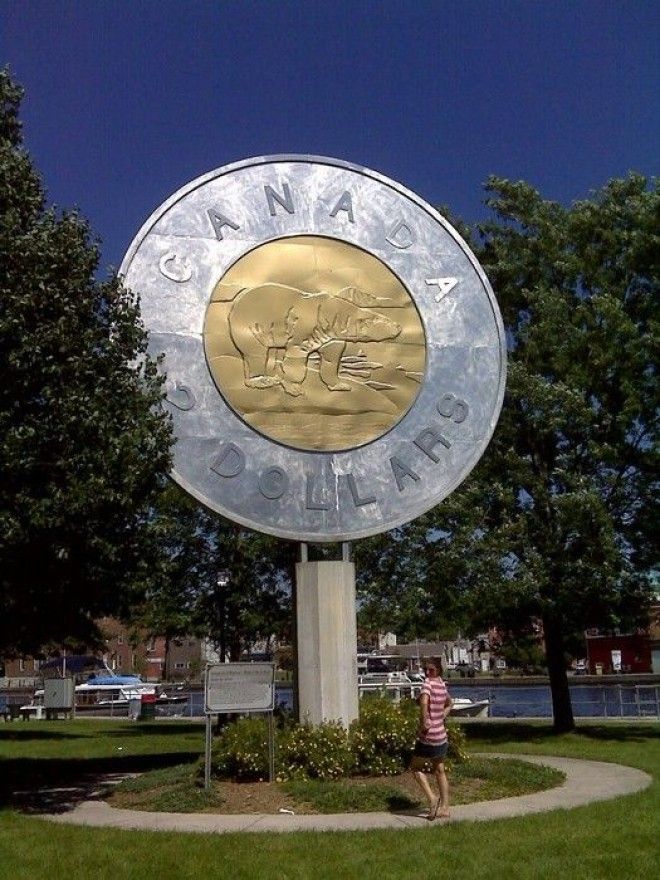 Giant гигантская монета в два канадских доллара