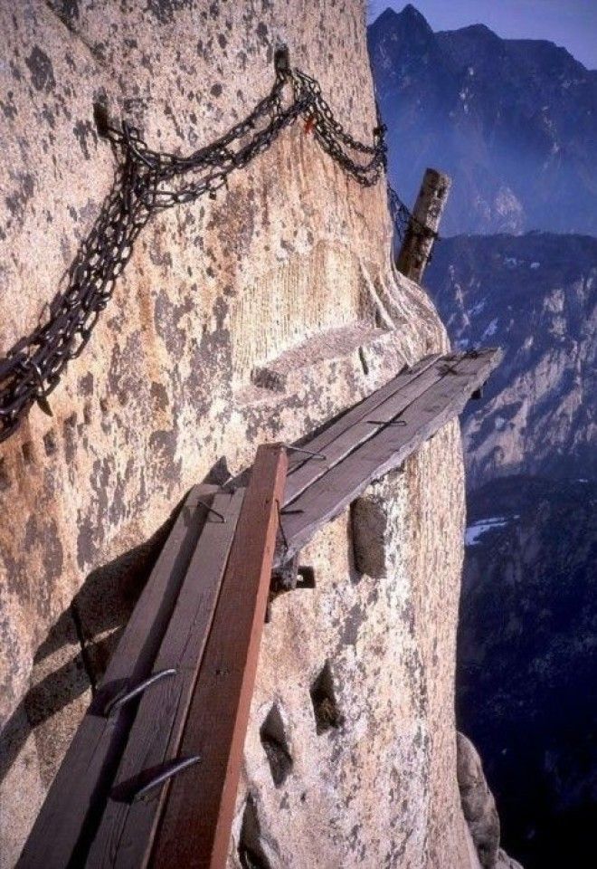 Дорожка из деревянных досок прямо над обрывом высотой в 2 160 метров