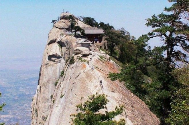 Самая опасная дорога в мире ведет к простому чайному домику расположенному на вершине горы