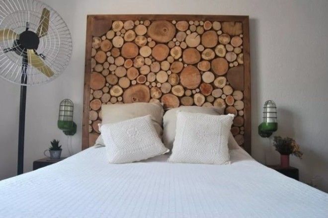 Декор изголовья кровати при помощи деревянных спилов 