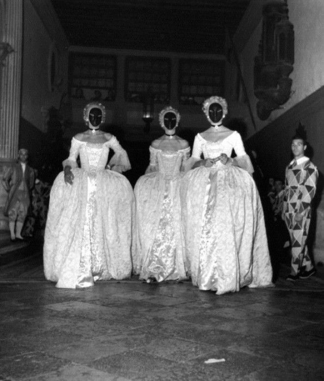 Дамы в масках на венецианском балу 1951 года