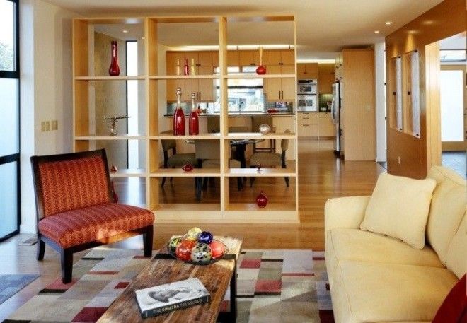 Классический стеллаж может удачно компенсировать небольшую площадь гостиной комнаты 
