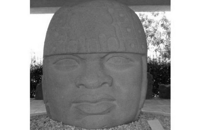 Каменная голова в музее Museo Comunitario de San Lorenzo Tenochtitlan