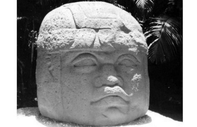 Ольмекская каменная голова 10 из ЛаВенты Установлена в Вильяэрмосе
