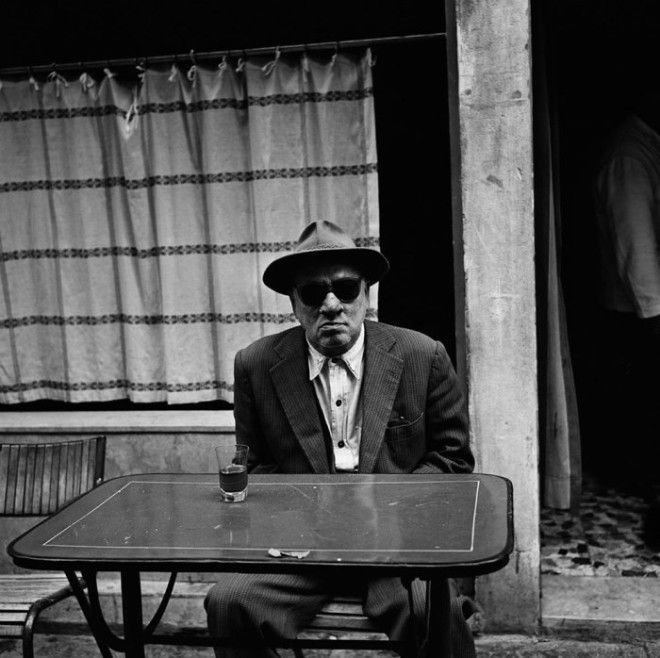 Посетитель уличного кафе в старом городе Италия 1956 год