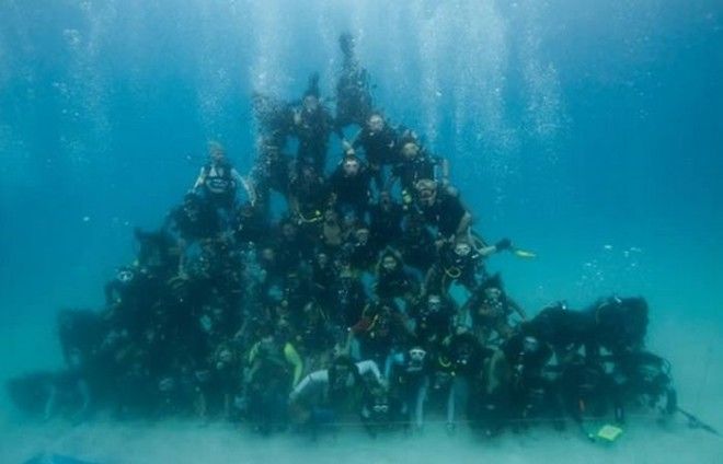 Самая большая подводная пирамида из людей