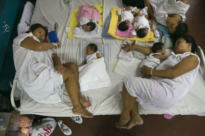 Несколько матерей с новорожденными детьми на одной кровати 