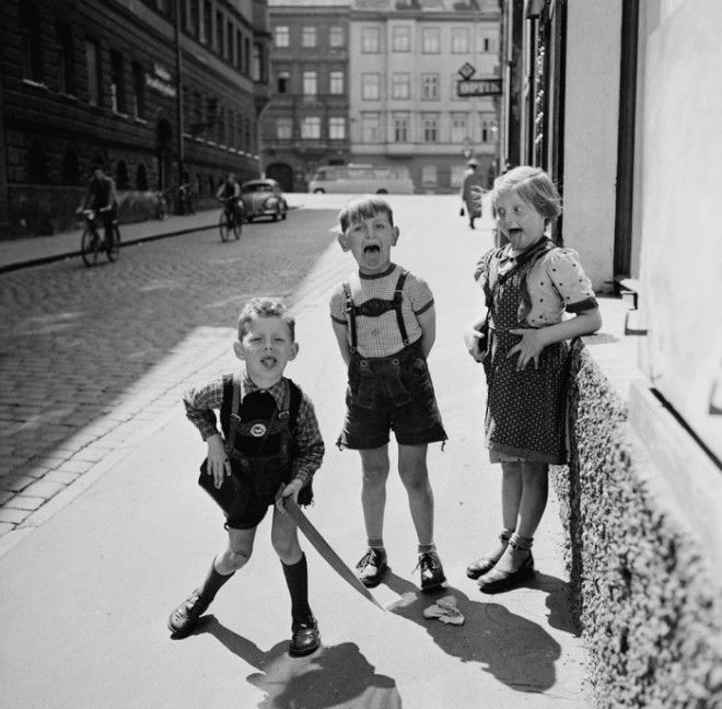 Дети гримасничают перед объективом фотоаппарата Германия 1955 год