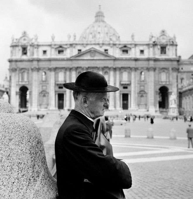 Священник молится перед входом в собор Святого Петра Рим 1956 год