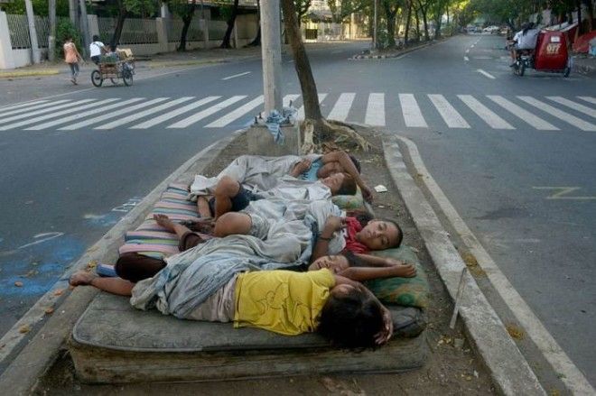 Бездомные дети спят на выброшенном матрасе посреди дороги