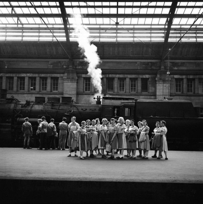 Школьницы на перроне Германия 1956 год
