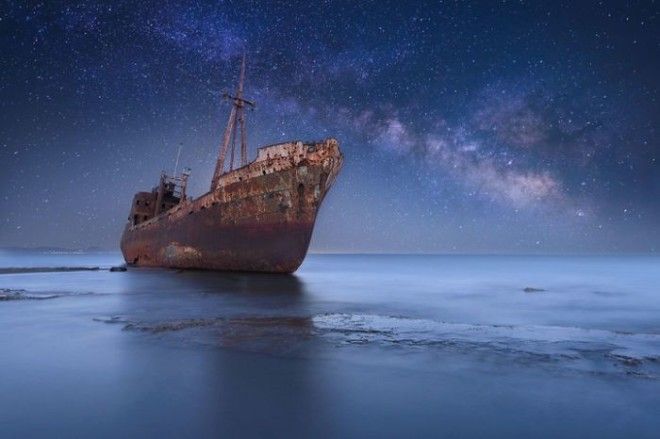 Брошенный корабль под великолепным ночным небом