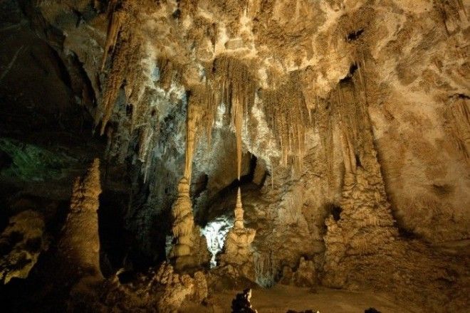 Сталактиты и сталагмиты в пещере Карльсбад