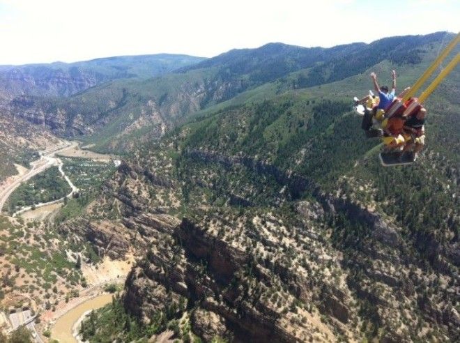 Экстремальные качели на утесе горы в Колорадо