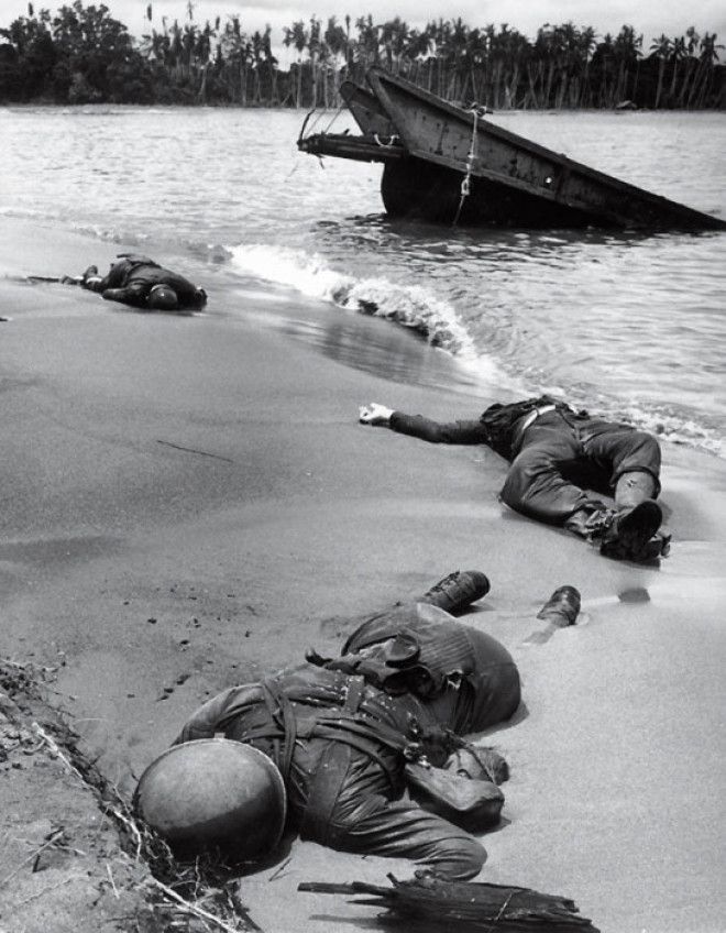 Тела американских морских пехотинцев на пляже Бана в Новой Гвинее в феврале 1943 года