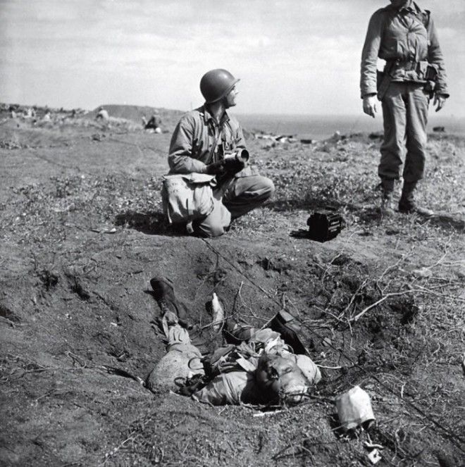 Американцы рядом с трупом японского солдата на Иводзиме