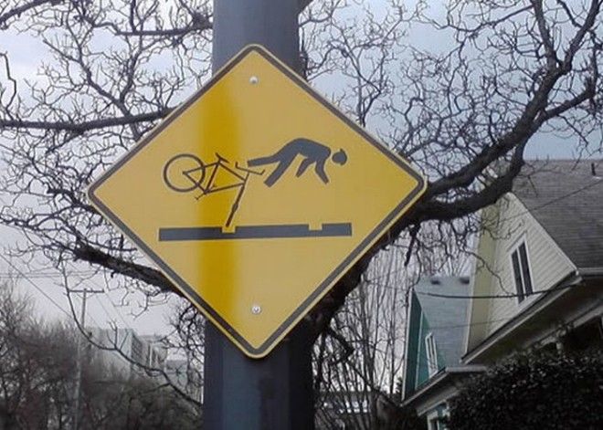Курьёзный знак Падающие велосипедисты