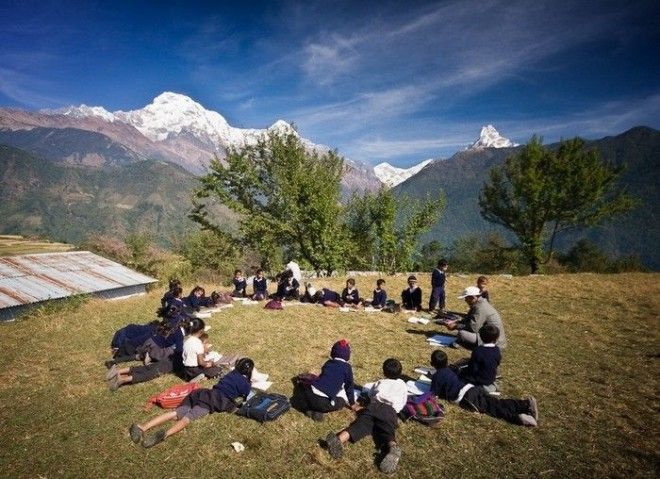 Непальские школьники учатся с видом на Гималаи
