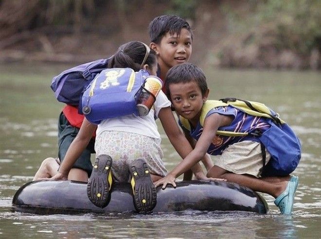 Дети плывут в школу на Филиппинах