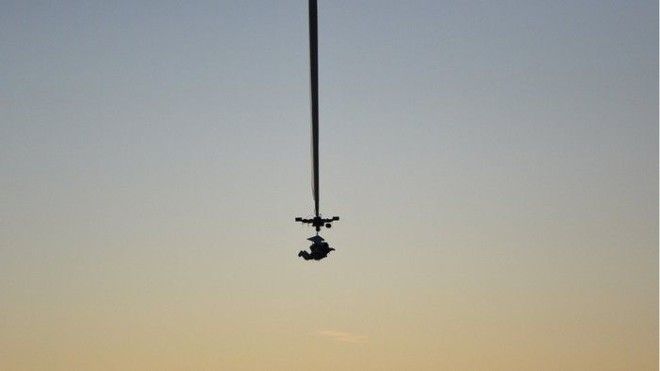 Алан Юстас готовится к полету и прыжку из стратосферы