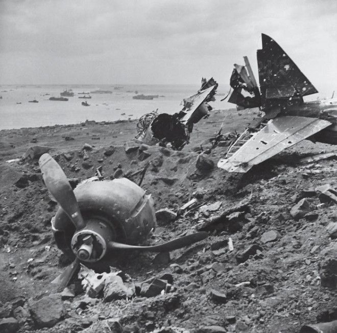 Обломки самолета на берегу Иводзимы в марте 1945 года