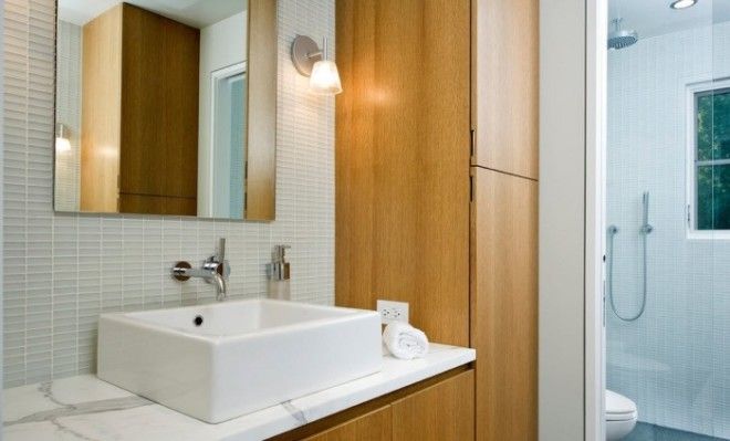  Ванная комната с прямоугольной раковиной острыми углами и прямыми линиями