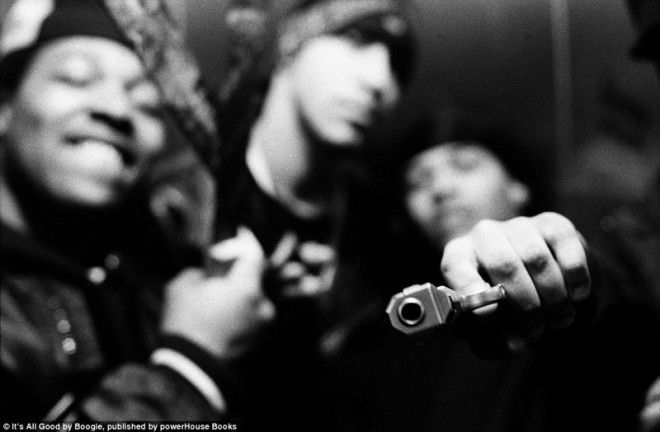 Фотограф подружился с уличными гангстерами и задокументировал их жизнь