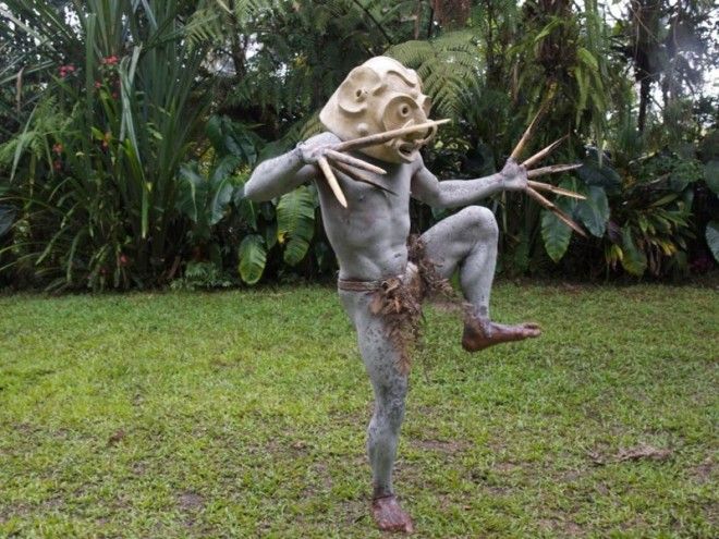 Представители этого племени обмазывают тела белой глиной и носят специфические маски Папуа Новая Гвинея грязь племя