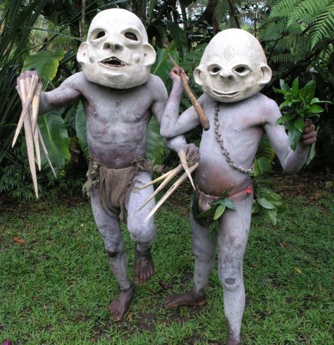 Когдато это племя потерпело поражение и было вынуждено бежать к реке Асаро Папуа Новая Гвинея грязь племя
