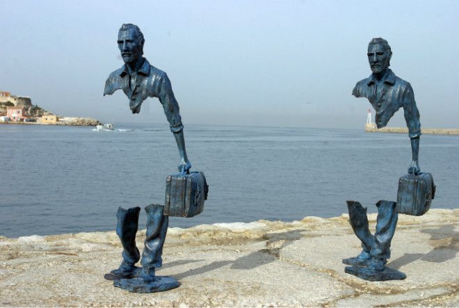 Скульптура Эмигрант