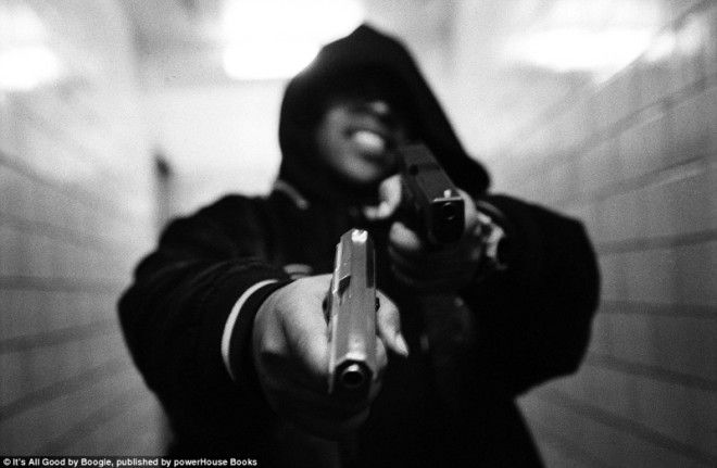 Фотограф подружился с уличными гангстерами и задокументировал их жизнь
