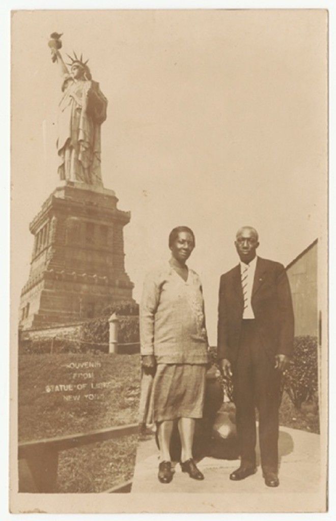 Афроамериканская пара в повседневной одежде на фоне Статуи Свободы