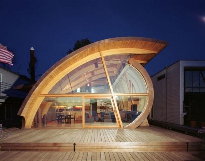 Уникальная форма дома позволяет ему гармонично вписываться в окружающую природу