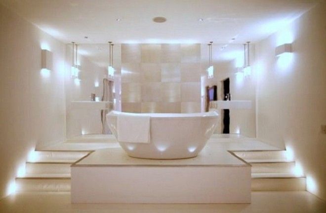 Очень светлая ванная в современном стиле