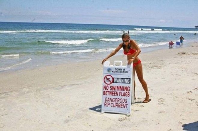 Люди отдыхают на пляже и даже не подозревают какая может быть опасность