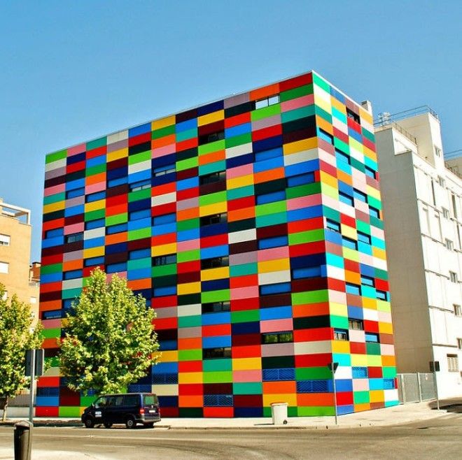 Разноцветный дом расположенный в Карабанчеле 