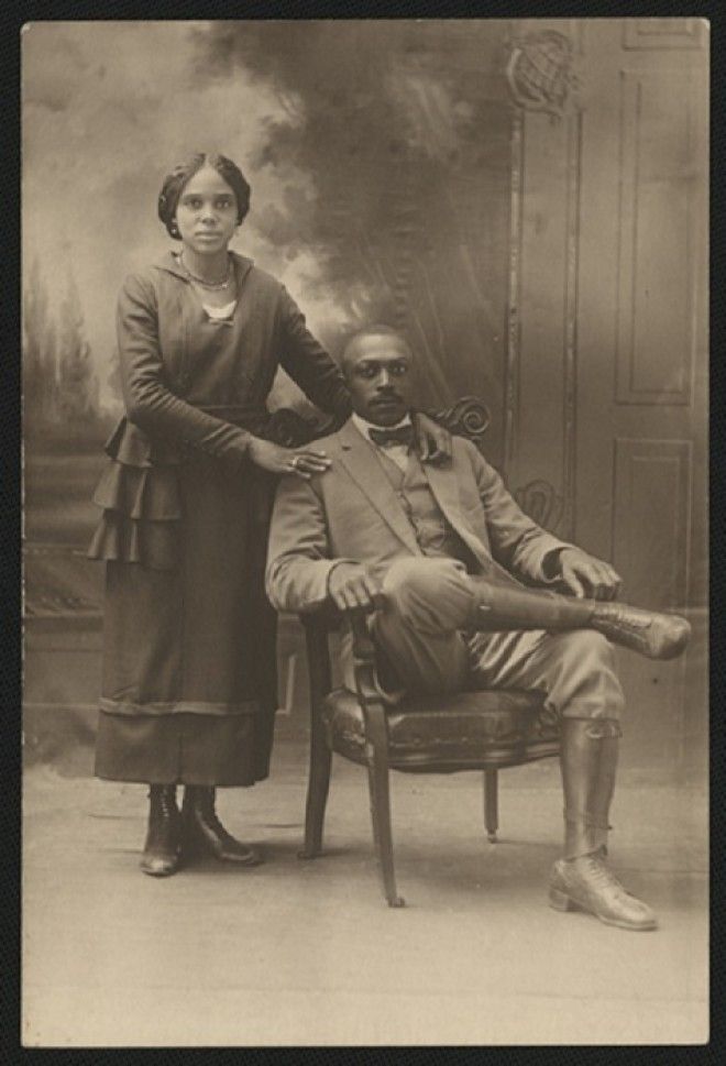 Темнокожая пара на фотографии начала XX века 
