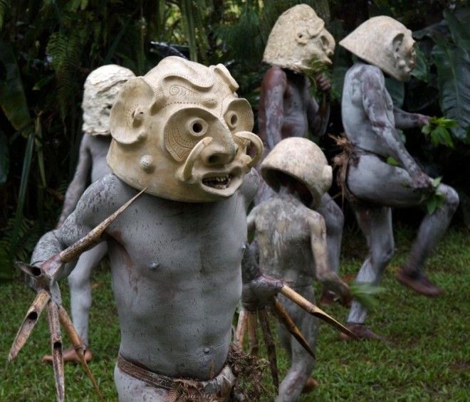 Традиция покрывать тело речной грязью жива по сей день Папуа Новая Гвинея грязь племя