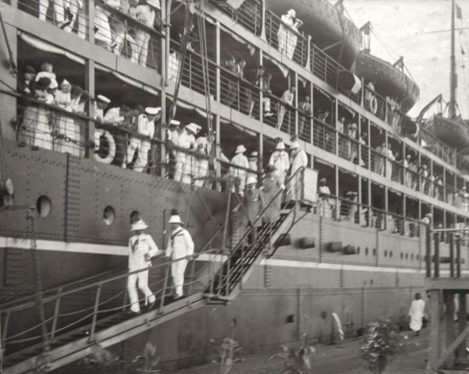 Май 1924 года. Виконт Гошен спускается по трапу корабля «Мадура» на индийскую землю, чтобы занять пост губернатора Мадраса. Фото: Philyeomans / BNPS