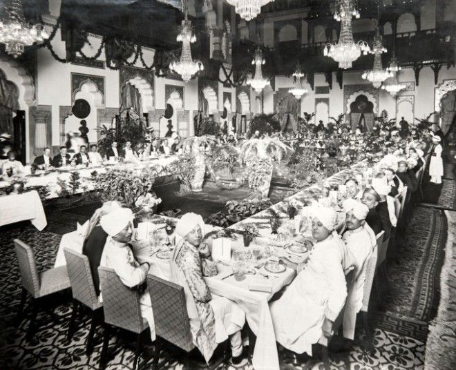 Роскошный банкет с участием махараджи в городе Ути (Утакаманд) в южной Индии. Снимок сделан, предположительно, в конце 1920-х — начале 1930-х г.г. Фото: Philyeomans / BNPS
